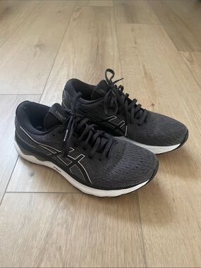 Asics Black Athletic Running Shoes with White Midsole, Women 9